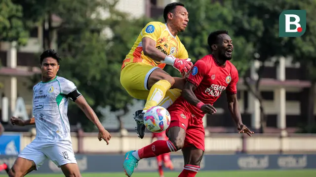 Kiper PSS Sleman, Ega Rizky berusaha menangkap bola dari ancaman pemain Semen Padang, Cornelius Stewart pada laga pekan ke-3 BRI Liga 1 2024/2025 di Lapangan STIK-PTIK, Jakarta Selatan, Senin (26/8/2024). (Bola.com/Bagaskara Lazuardi)