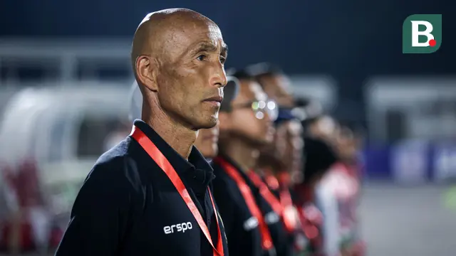 Pelatih Timnas putri Indonesia, Satoru Mochizuki jelang dimulainya laga uji coba internasional menghadapi Singapura di Stadion Madya, Gelora Bung Karno, Senayan, Jakarta, Selasa (28/5/2024). (Bola.com/Bagaskara Lazuardi)