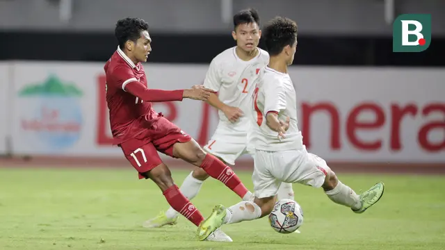 Pemain Timnas Indonesia U-20, Frengky Missa, saat melawan Vietnam U-20 pada laga Grup F Kualifikasi Piala Asia U-20 2023 di Stadion Gelora Bung Tomo, Surabaya, Minggu (18/9/2022). (Bola.com/Ikhwan Yanuar)