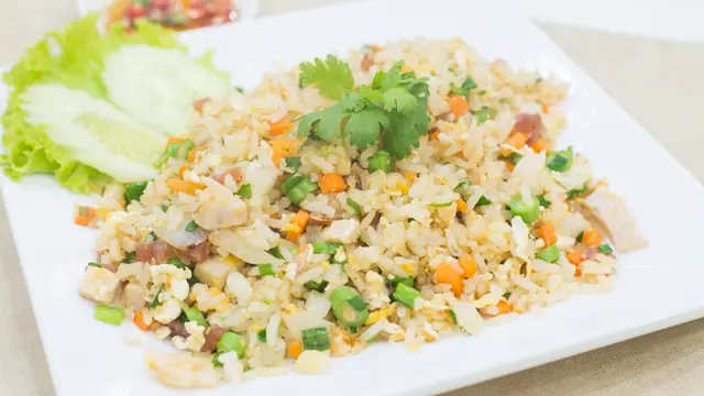 ilustrasi nasi goreng sehat untuk diet/copyright freepik.com/tirachard