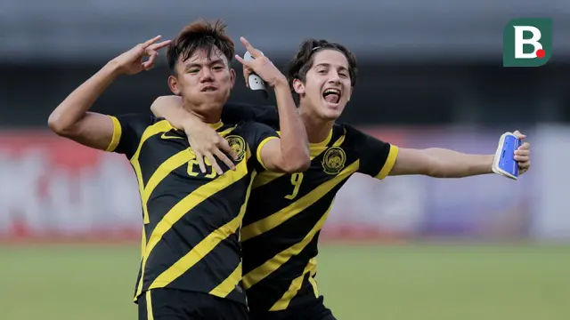 Pemain Timnas Malaysia U-19, Danish Irfan Ezal dan Abdul Rahman Bin Daud Azizol merayakan kemenangan usai mengalahkan Timnas Vietnam pada babak semifinal Piala AFF U-19 2022 di Stadion Patriot Candrabhaga, Bekasi, Rabu (13/06/2022). (Bola.com/Bagaskara Lazuardi)