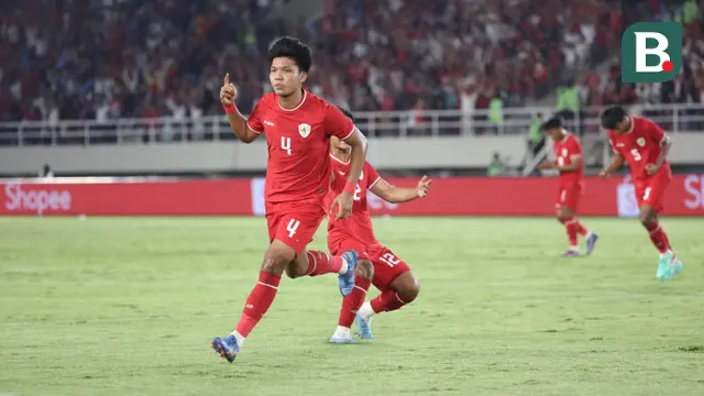 Pemain Timnas Indonesia, Kadek Arel melakukan selebrasi setelah mencetak gol penyeimbang 1-1 ke gawang Laos pada laga lanjutan Grup B Piala AFF 2024 di Stadion Manahan, Solo, Jawa Tengah, Kamis (12/12/2024). (Bola.com/Abdul Aziz)