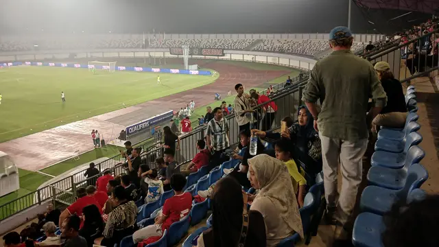 Suasana tribune Indomilk Arena, Tangerang, Minggu (29/6/2025) saat Timnas Indonesia Putri menghadapi Kirgistan dalam laga Kualifikasi Piala Asia Putri 2026. (Bola.com/Hery Kurniawan).