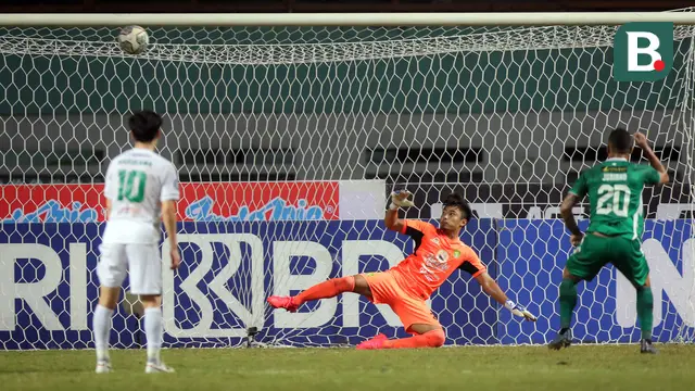 Gol balasan PSS akhirnya lahir di menit ke-87 melalui serangan balik. Kiper Persebaya, Ernando tak mampu membendung sundulan dari Irfan Jaya yang menerima umpan manis dari Irkham Milla. (Bola.com/Bagaskara Lazuardi)
