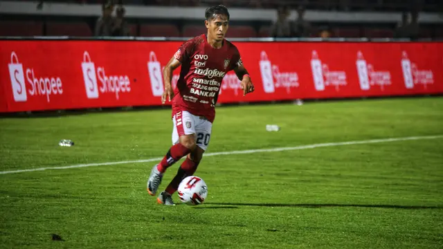 Gelandang Bali United M. Sidik Saimima saat bermain menghadapi Persita Tangerang di pekan perdana Liga 1 2020 di Stadion Kapten I Wayan Dipta. (Maheswara Putra/Bola.com)