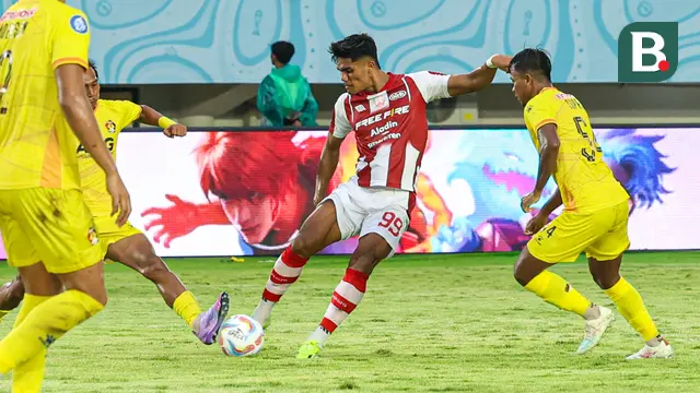 Penyerang Persis Solo, Ramadhan Sananta, saat berusaha menyepak bola ke gawang Persik Kediri pada laga pekan ke-25 BRI Liga 1 2023/2024 di Stadion Manahan, Solo, Sabtu (24/2/2023). (Bola.com/Radifa Arsa)