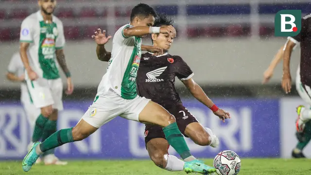 Pemain PSM Makassar, Abdul Rahman (kanan) berebut bola dengan pemain PSS Sleman, Irkham Zahrul Mila saat laga pekan ke-12 BRI Liga 1 2021/2022 antara PSM Makassar melawan PSS Sleman di Stadion Manahan, Solo, Kamis (18/11/2021). (Bola.com/Bagaskara Lazuardi)