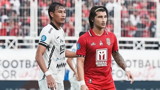 Bek Persija Jakarta, Hansamu Yama (kiri) menjaga dengan ketat striker Malut United, Diego Martinez dalam lanjutan BRI Liga 1 2024/2025 di Stadion Gelora Kie Raha, Ternate, Sabtu (28/12/2024). (Dok. Malut United)