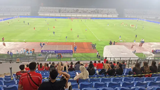 Suporter memberi dukungan kepada timnas putri Indonesia pada laga kualifikasi Piala Asia Wanita 2026 melawan Kirgisztan, Minggu (29/6/2025). (Liputan6.com/Pramita Tristiawati)