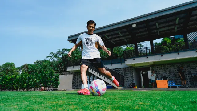 Edo Febriansah diperkenalkan sebagai pemain baru Dewa United, Minggu (29/6/2025). (Dok. Dewa United)