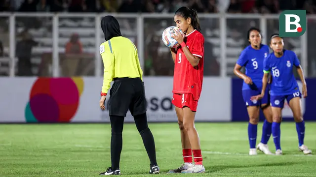 Pemain Timnas putri Indonesia, Claudia Scheunemann bersiap melakukan eksekusi penalti ke gawang Singapura pada laga uji coba internasional di Stadion Madya, Gelora Bung Karno, Senayan, Jakarta, Selasa (28/5/2024). (Bola.com/Bagaskara Lazuardi)