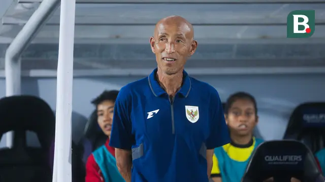 Pelatih Timnas Indonesia Putri Satoru Mochizuki pada laga kontra Kirgistan di Indomilk Arena, Tangerang, Minggu (29/6/2025).(Muhammad Iqbal Ichsan/Bola.com)