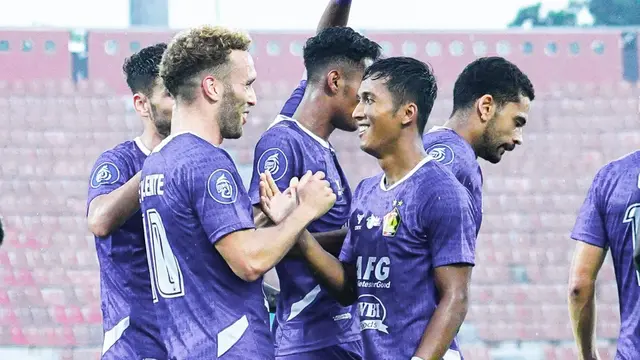 M. Khanafi dapat ucapan selamat dari Ze Valente usai mencetak gol ke gawang PSBS. Sayang pertandingan berakhir imbang 1-1 di Stadion Kapten I Wayan Dipta Gianyar, Bali, Jumat (21/2/2025).(Bola.com/Gatot Sumitro)