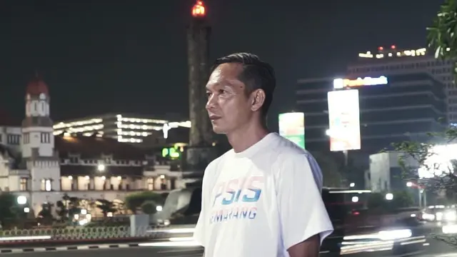 Pelatih anyar PSIS Semarang, Kahudi Wahyu Widodo, yang akan memimpin Mahesa Jenar mengarungi Liga 2 2025/2026. (Bola.com/Radifa Arsa)