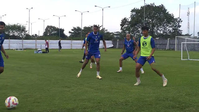 Persib Bandung mulai latihan perdana di lapangan pendamping Stadion GBLA, Kota Bandung, Senin (30/6/2025). (Bola.com/Erwin Snaz)