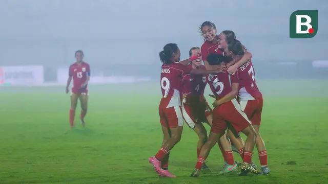 Pemain Timnas Indonesia Putri merayakan gol yang dicetak oleh Isa Warps ke gawang Kirgistan pada laga Grup D Kualifikasi Piala Asia Putri 2026 di Stadion Indomilk Arena, Tangerang, Minggu (29/6/2025). (Bola.com/M Iqbal Ichsan)