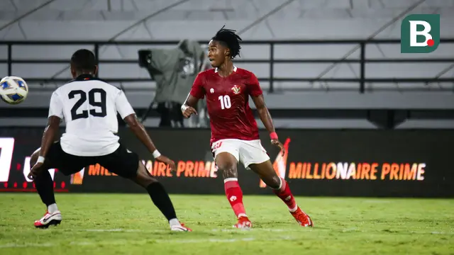 Di awal babak kedua, Shin Tae-yong melakukan 3 pergantian sekaligus. Ronaldo Kwateh, Pratama Arhan dan Hanis Saghara dimasukkan untuk mengoptimalkan serangan. (Bola.com/Maheswara Putra)