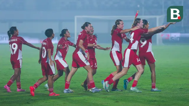 Pemain Timnas Indonesia Putri merayakan gol yang dicetak oleh Isa Warps ke gawang Kirgistan pada laga Grup D Kualifikasi Piala Asia Putri 2026 di Stadion Indomilk Arena, Tangerang, Minggu (29/6/2025). (Bola.com/M Iqbal Ichsan)