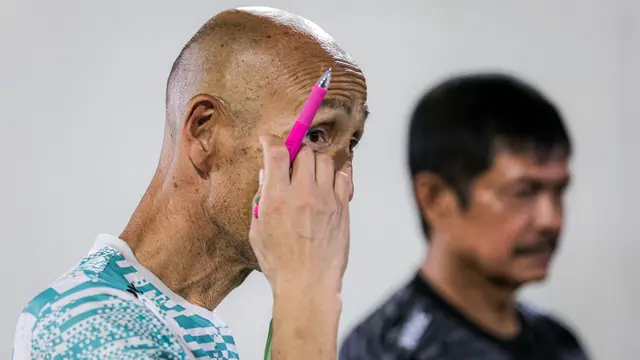 Pelatih Timnas Indonesia Putri U-17, Satoru Mochizuki (kiri) di samping Direktur Teknik PSSI, Indra Sjafri saat memimpin latihan Timnas Indonesia Putri U-17 yang berlangsung di Lapangan A Kompleks Stadion Utama Gelora Bung Karno (SUGBK), Senayan, Jakarta, Rabu (27/03/2024). Latihan tersebut merupakan bentuk persiapan untuk Piala Asia U-17 yang bergulir di Bali pada 6-19 Mei 2024. (Bola.com/Bagaskara Lazuardi)