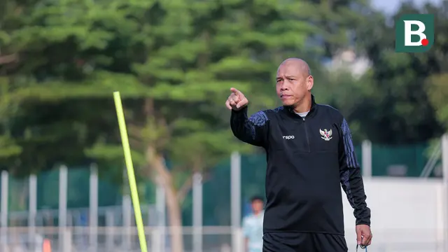 Pelatih Timnas Indonesia U-17, Nova Arianto memberikan instruksi kepada pemainnya saat memimpin seleksi yang berlangsung di Lapangan B, Kompleks Stadion Utama Gelora Bung Karno (SUGBK), Senayan, Jakarta, Kamis (08/08/2024). (Bola.com/Bagaskara Lazuardi)
