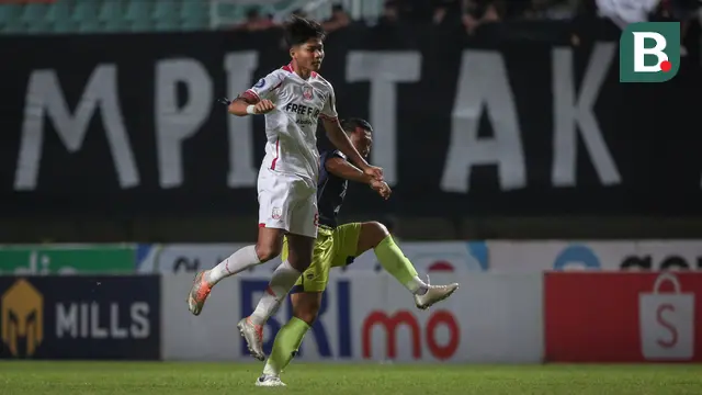 Arkhan Kaka (Persis Solo) menjadi pemain termuda dalam sejarah BRI Liga 1. Ia diturunkan dalam duel Persib Bandung verus Persis Solo di Stadion Pakansari, Bogor, Selasa (4/4/2023). (Bola.com/Bagaskara Lazuardi)