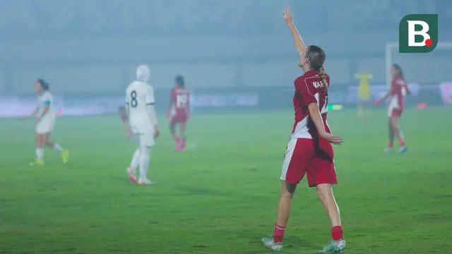 Pemain Timnas Indonesia Putri, Isa Warps, melakukan selebrasi setelah mencetak gol ke gawang Kirgistan pada laga Grup D Kualifikasi Piala Asia Putri 2026 di Stadion Indomilk Arena, Tangerang, Minggu (29/6/2025). (Bola.com/M Iqbal Ichsan)