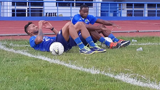 Dua pemain asal Brasil yang sedang seleksi di Persib Bandung, Wander Luiz dan Joel Vinicius. (Bola.com/Erwin Snaz)