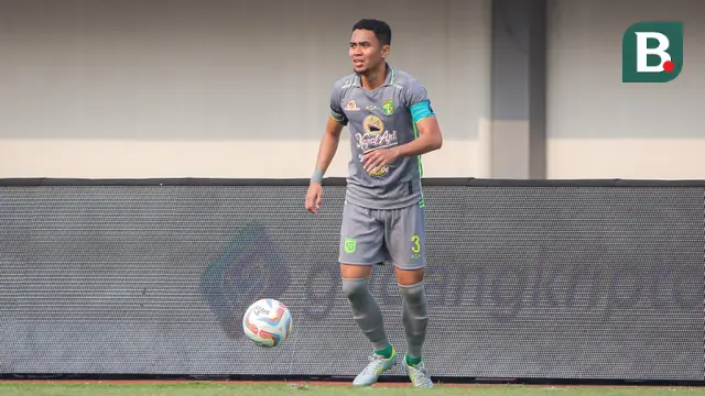 Pemain Persebaya Surabaya, Reva Adi Utama mengontrol bola pada laga lanjutan BRI Liga 1 2023/2024 antara Dewa United melawan Persebaya Surabaya di Indomilk Arena, Tangerang, Sabtu (30/09/2023). (Bola.com/Bagaskara Lazuardi)
