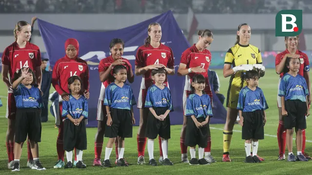 Pemain Timnas Indonesia Putri menyanyikan lagu Indonesia Raya saat melawan Kirgistan pada laga Grup D Kualifikasi Piala Asia Putri 2026 di Stadion Indomilk Arena, Tangerang, Minggu (29/6/2025). (Bola.com/M Iqbal Ichsan)