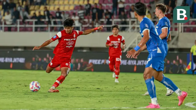 Penyerang Persis Solo, Arkhan Kaka, saat tengah menembak bola ke gawang lawan dalam pertandingan melawan Persib Bandung pada lanjutan BRI Liga 1 2024/2025 di Stadion Manahan, Solo, Minggu (29/12/2024). (Bola.com/Radifa Arsa)