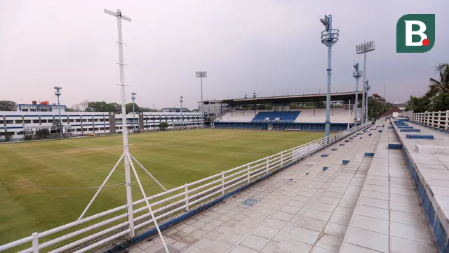 Tribune timur Stadion Sidolig yang terletak di Batununggal, Kota Bandung, Jawa Barat pada Sabtu (21/10/2023) WIB. Stadion ini terdapat empat tiang lampu stadion untuk mendukung latihan malam hari. (Bola.com/Bagaskara Lazuardi)