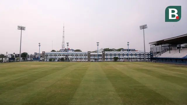 Lapangan Stadion Sidolig yang terletak di Batununggal, Kota Bandung, Jawa Barat pada Sabtu (21/10/2023) WIB. Stadion Sidolig terlihat cukup rata meski di beberapa bagian rumputnya berwarna kuning. (Bola.com/Bagaskara Lazuardi)
