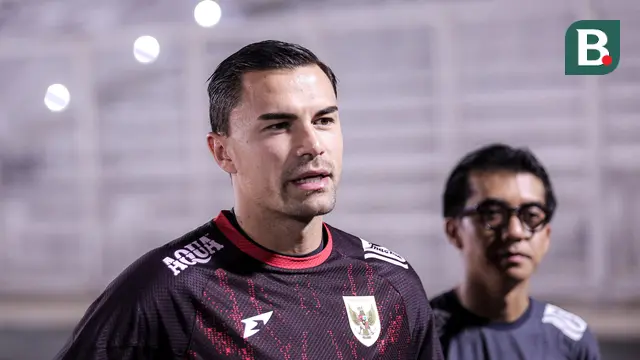 Kiper Timnas Indonesia, Emil Audero memberikan keterangan di depan media saat latihan menjelang laga Putaran Ketiga Kualifikasi Piala Dunia 2026 melawan China yang berlangsung di Stadion Madya, Kompleks Stadion Utama Gelora Bung Karno (SUGBK), Senayan, Jakarta, Senin (02/06/2025). (Bola.com/Bagaskara Lazuardi)