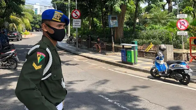 Pemain Persikabo, Dimas Drajad, kembali bertugas sebagai anggota TNI saat kompetisi sepak bola Indonesia terhenti karena pandemi COVID-19. (Bola.com/Permana Kusumadijaya)