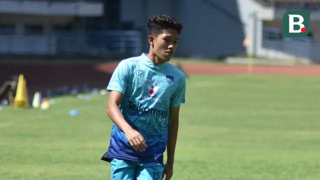Pemain muda Persib Bandung, Ferdiansyah berlatih di Stadion Gelora Bandung Lautan Api  (Bola.com/Muh ammad Faqih )