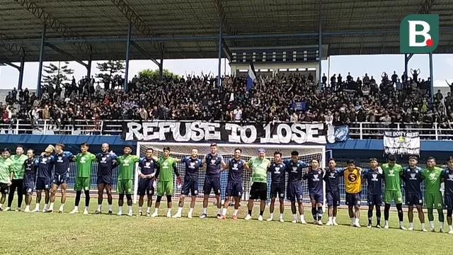Ratusan bobotoh mendatangi sesi latihan Persib Bandung yang digelar di Stadion Persib (Sidolig), Jalan Ahmad Yani, Kota Bandung, Rabu (6/3/2024). (Bola.com/Erwin Snaz)