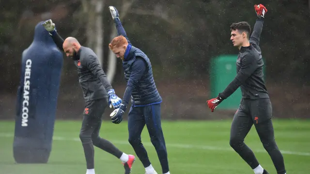 Kiper Chelsea Kepa Arrizabalaga (kanan), Jamie Cumming (tengah), Willy Caballero (kiri) saar sesi larihan di Cobham Training Ground, Stoke D'Abernon, Inggris, Senin (24/2/2020). Chelsea akan menjamu Bayern Munchen pada leg pertama babak 16 besar Liga Champions. (Glyn KIRK/AFP)