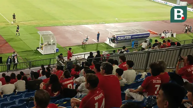 Keluarga para pemain Timnas Indonesia Putri mendukung langsung perjuangan Garuda Pertiwi di Indomilk Arena, Tangerang, Banten, Rabu (2/7/2025). (Bola.com/Hery Kurniawan).