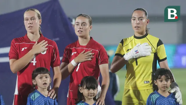 Pemain Timnas Indonesia Putri menyanyikan lagu Indonesia Raya saat melawan Kirgistan pada laga Grup D Kualifikasi Piala Asia Putri 2026 di Stadion Indomilk Arena, Tangerang, Minggu (29/6/2025). (Bola.com/M Iqbal Ichsan)
