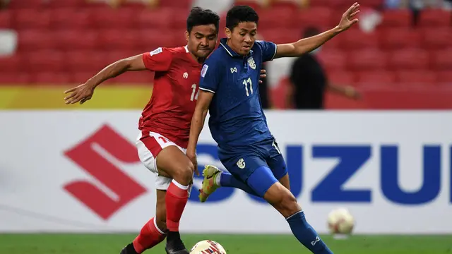 Bordin Phala (kanan) saat memperkuat Timnas Thailand.  (AFP/Roslan Rahman)
