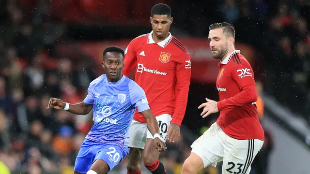 Striker Manchester United, Marcus Rashford (tengah), dan bek Luke Shaw (kanan) membayangi pemain Bournemouth, Siriki Dembele, pada pertandingan Liga Inggris 2022/2023 di Stadion Old Trafford, Rabu (4/1/2023) dini hari WIB.  (Lindsey Parnaby/AFP)