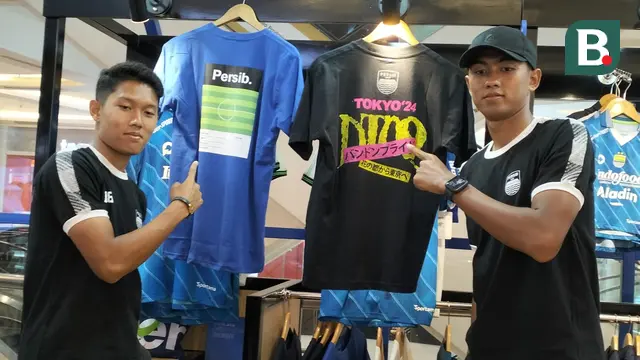 Duo Persib Bandung, Ferdiansyah dan Kakang Rudianto, saat sambangi Persib Store di TSM Kota Bandung, Jumat (16/2/2024). (Bola.com/Erwin Snaz)