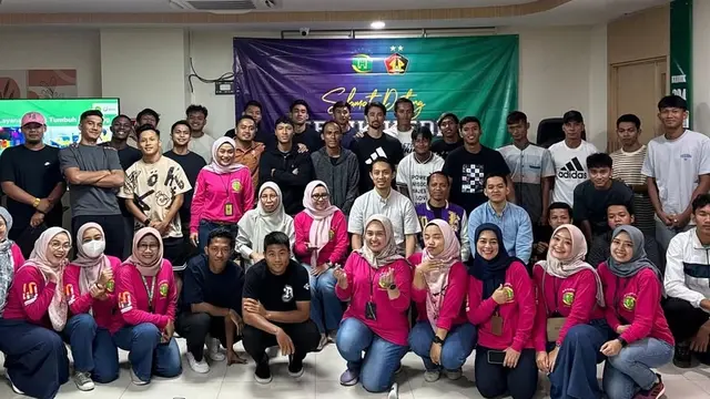 Tim Persik berpose bersama dengan tenaga kesehatan RS Hermina untuk proses precompetition medical assessment menuju BRI Liga 1 2025/2026.  (Bola.com/Gatot Sumitro)