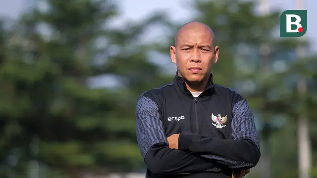 Pelatih Timnas Indonesia U-17, Nova Arianto saat memimpin seleksi yang berlangsung di Lapangan B, Kompleks Stadion Utama Gelora Bung Karno (SUGBK), Senayan, Jakarta, Kamis (08/08/2024). (Bola.com/Bagaskara Lazuardi)
