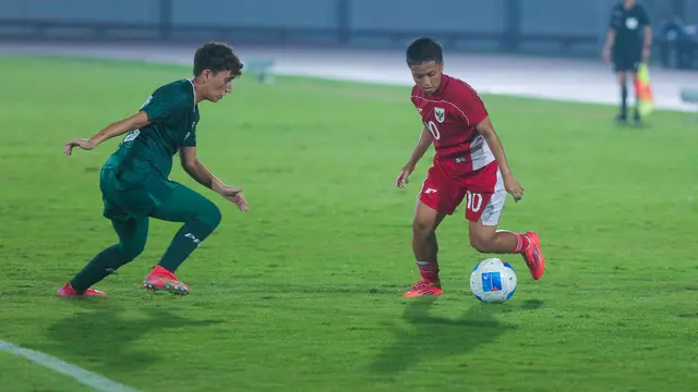 Sheva Imut (kanan) saat berduel dengan pemain Pakistan pada pertandingan Kualifikasi Piala Asia 2026 di Stadion Indomilk Arena, Tangerang hari Rabu (02/07/2025) malam WIB. (Muhammad Iqbal Ichsan/Bola.com)