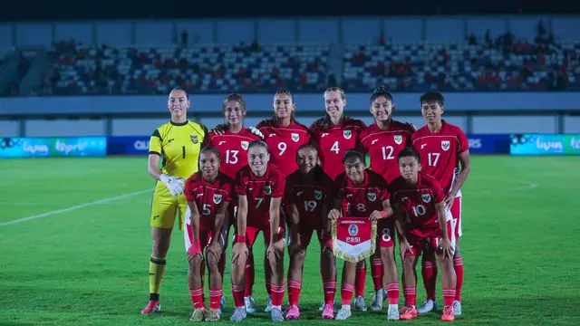 Starting XI Timnas Putri Indonesia melawan Pakistan di di matchday 2 Grup D Kualifikasi Piala Asia Putri 2026 di Sport Centre Kelapa Dua Tangerang Stadium, Rabu (02/07/2025) malam WIB. (M. Iqbal Ichsan)