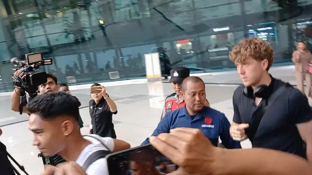 Skuad Oxford United mendarat di Terminal 3 Bandara Soekarno-Hatta, Tangerang, Kamis (3/7/2025). (Bola.com/Hery Kurniawan).