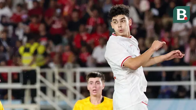 Pemain Timnas Indonesia, Matthew Baker saat laga semifinal Piala AFF U-16 2024 melawan Australia di Stadion Manahan, Solo, Senin (01/07/2024). (Bola.com/Abdul Aziz)