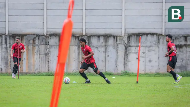 Pemain Persija Jakarta, Akbar Arjunsyah (tengah) bersama rekan-rekannya melakukan latihan perdana yang berlangsung di Nirwana Park, Bojongsari, Sawangan, Sabtu (29/06/2024). (Bola.com/Bagaskara Lazuardi)