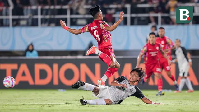 Pemain Persis Solo, Ramadhan Sananta (atas) melompat untuk menghindari tekel pemain Persija Jakarta, Akbar Arjunsyah pada laga perebutan peringkat ketiga Piala Presiden 2024 di Stadion Manahan, Solo, Sabtu (3/8/2024). (Bola.com/Bagaskara Lazuardi)